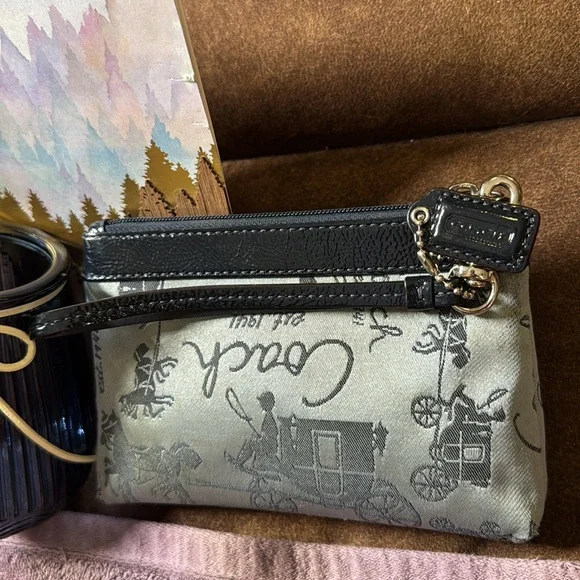 Vintage COACH perfect pre-loved condition wristlet. Two-tone blue with silver.